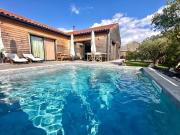 Belle maison de plain pied en bois avec piscine et jardin