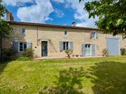Belle maison en pierre avec piscine