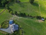 Belle maison en pierre en pleine campagne