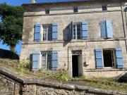 Belle maison en pierres au coeur du village de Villebois...
