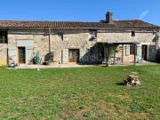 Belle maison en pierres avec beau jardin 131m² Lezay