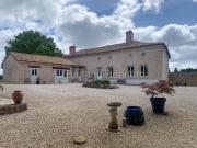 Belle maison en pierres avec gîte, piscine hors sol et...