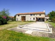 Belle maison en pierres avec jardin et piscine