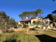 Belle propriété est située sur une colline entre le...