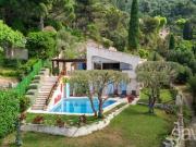 Belle villa provencale offrant une vue mer