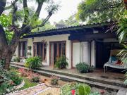 Bellísima casa en la cañada. estilo Cuernavaca
