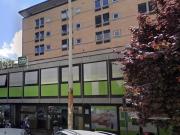 Bellissimo Negozio Angolare Alta Visibilit