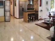 Bello apto. de 90 m2 en edificio con piscina. Calle con...