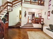 Belo imóvel com pé direito alto e com piscina nos fundos!