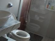 Belo quarto em casa confortável só para mulheres