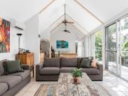 Belongil Summerhouse Iconic Location with Private Beach...