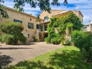 Bénéficiant d’un beau jardin paysagé de 1800 m2 avec...