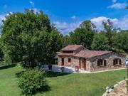 Bergerie rénovée au bord du lac, terrain 6841m²