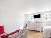 Bermondsey Square, London, Studio Flat For