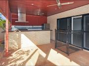 BEST OF THE BEST Pretty Pool Manor with so Many Extras