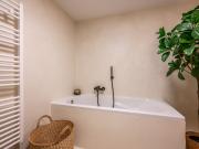 BESTLAGE* + 4 Zimmer DG Wohnung + Balkon klimatisiert...