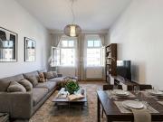 Bezugsfrei! Klassische 2 Zimmer Altbauwohnung mit Balkon...