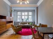 Bezugsfreie 2 Zi Altbauwohnung mit Balkon & Erker – möbliert