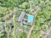 Bien atypique avec terrasse et piscine