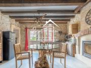Bien situé, maison troglodyte très atypique