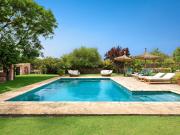 Bienvenido a esta colorida casa de estilo tradicional,...