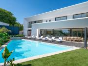 Bienvenido a esta exquisita villa de lujo situada en la...