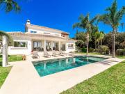 Bienvenido a esta exquisita villa moderna de estilo...