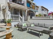 Bienvenido a este encantador bungalow en la popular zona...