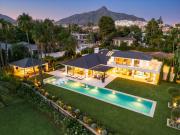 Bienvenido a una impresionante villa en primera línea de...