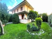 BIFAMILIARE in VENDITA a PIETRASANTA CAMPAGNA di 8 vani