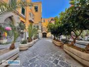 Bilocale arredato Chiaia