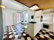 Bilocale ristrutturato con terrazzino a Chiaia, Napoli