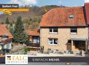 Blick auf die Burg Plesse Haus mit Doppelgarage und...