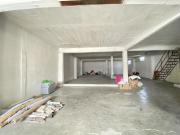 Bodega de 3 Niveles con Amplios Espacios