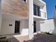 BONITA CASA CENTRICA EN VENTA.BONITA CASA NUEVA DE 3 REC...