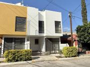 Bonita casa cerca Plaza Patria, 3 niveles, 167 M2...