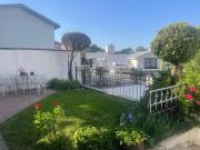 Bonita casa con hermosos jardines, excelente ubicación