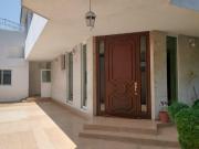 Bonita casa con jardín