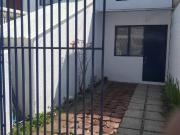 Bonita Casa de 2 recs, jardín y estacionamiento