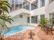 Bonita Casa de 4 quartos com piscina e estacionamento...