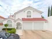 BONITA CASA DE DOS NIVELES CON TODOS LOS SERVICIOS A 5...