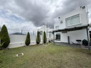 Bonita casa en esquina con jardín plano en bosque...