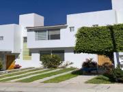 BONITA CASA EN QRO, A 5 MIN DE PLAZA MONTE BLANCO