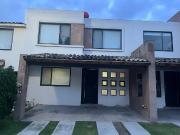 BONITA CASA EN RENTA 2 NIVELES AMPLIO JARDIN