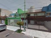 BONITA CASA EN UNA EXELENTE UBICACION CERCA DE PARQUES...