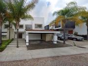 BONITA CASA EN VENTA EN CUMBRES DEL LAGO, JURIQUILLA...