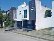 Bonita casa en venta zona Bosques del Centinela...