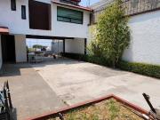 BONITA CASA SOLA CON JARDIN A 15 MIN DE SIX FLAGS