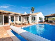 Bonita e espaçosa moradia com piscina, perto da vila de...