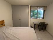 Bonita e iluminada habitación